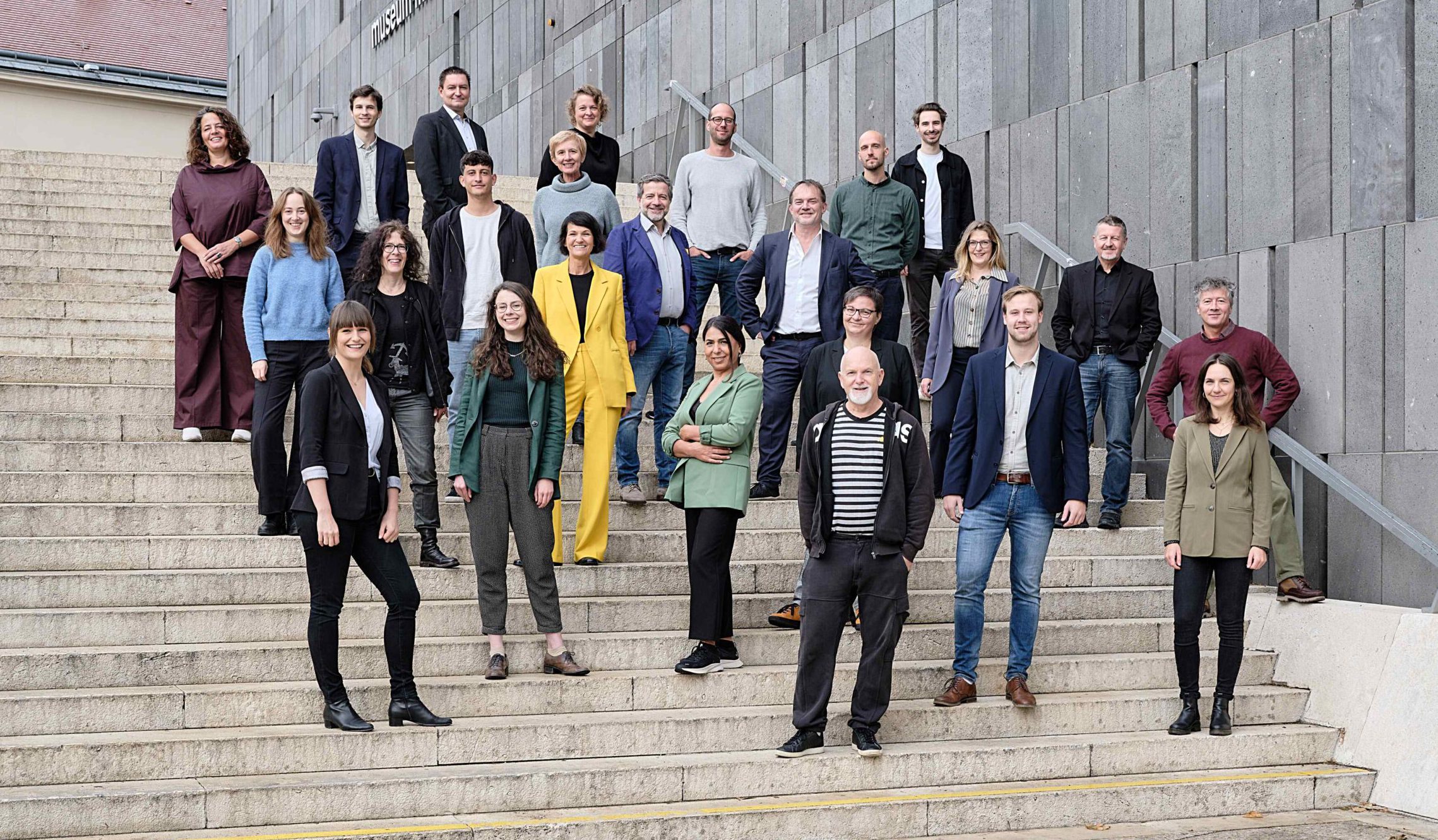 Teamfoto auf einer Treppe