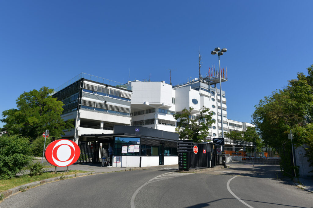 "ORF Zentrum", Im Bild: Haupteingang, ORF-Zentrum am Küniglberg.   - Veroeffentlichung fuer Pressezwecke honorarfrei ausschliesslich im Zusammenhang mit oben genannter Sendung oder Veranstaltung des ORF bei Urhebernennung.  Foto: ORF/Thomas Ramstorfer.  Anderweitige Verwendung honorarpflichtig und nur nach schriftlicher Genehmigung der ORF-Fotoredaktion.  Copyright: ORF, Wuerzburggasse 30, A-1136 Wien, Tel. +43-(0)1-87878-13606